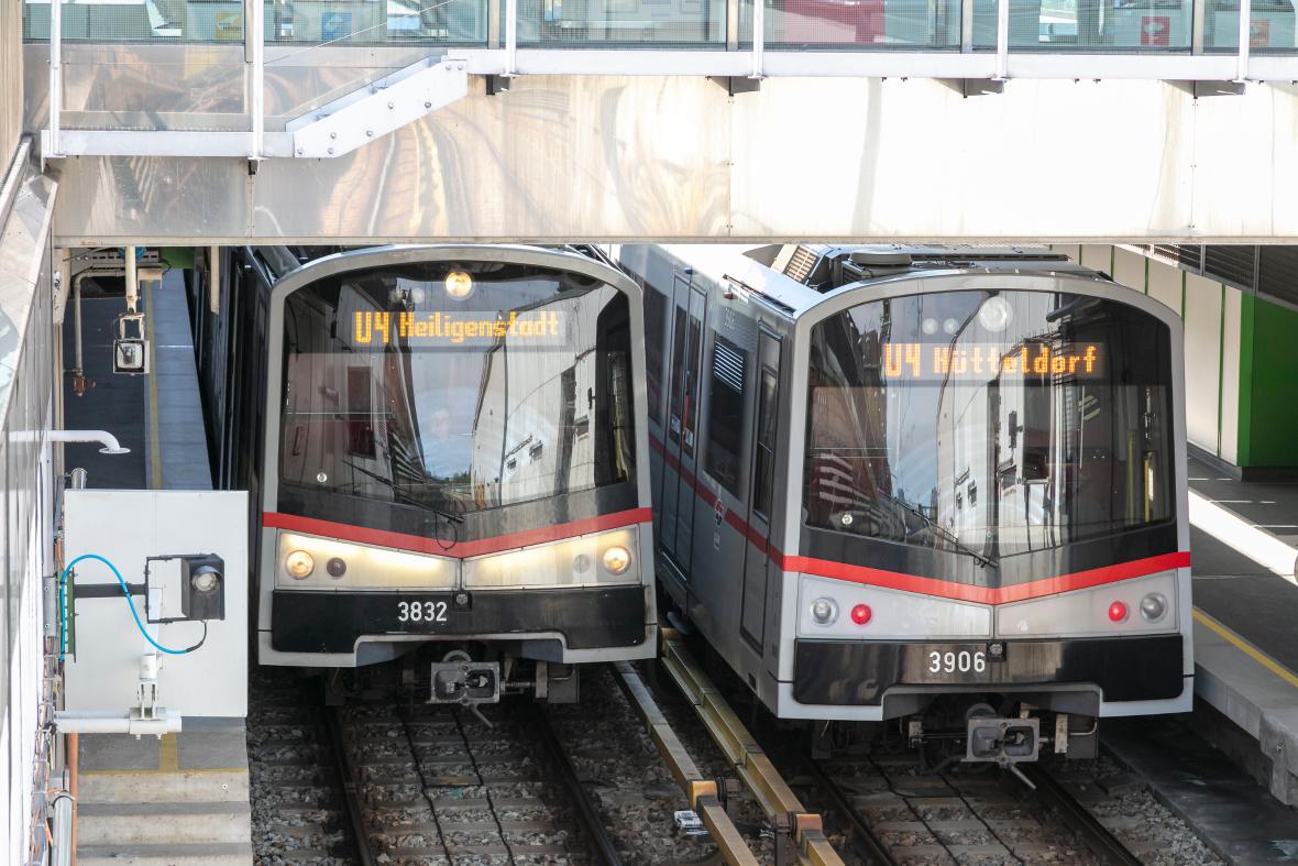 zwei U4-Züge in einer Station