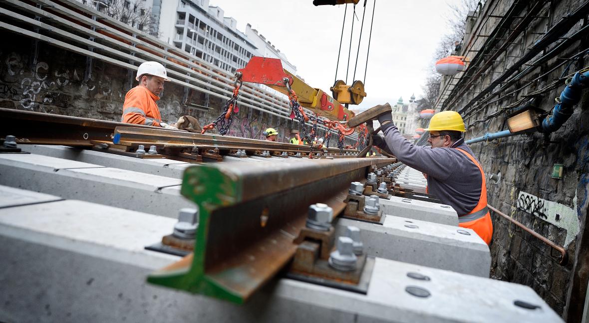 Arbeiter bauen neue Gleise und Weichen ein