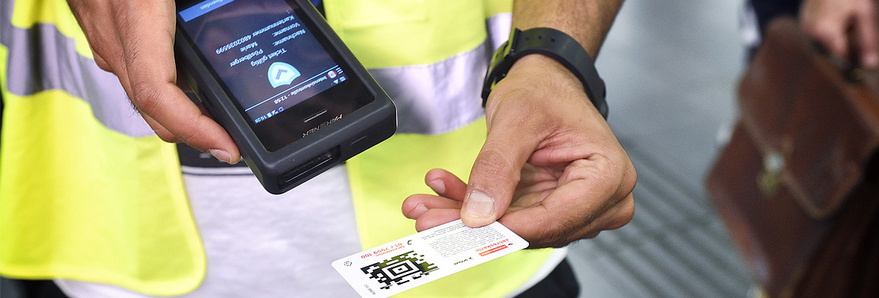 Fahrscheinkontrolle mit dem Ausweis- und Fahrscheinprüfgerät