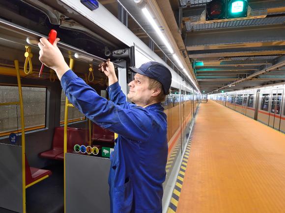 Techniker arbeitet einer U-Bahn-Tür