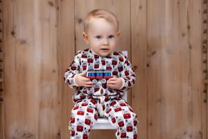 Baby Schlafanzug mit Straßenbahn Muster