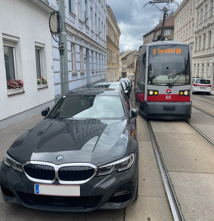 ein falsch geparktes Auto blockiert eine Straßenbahn der Linie 9
