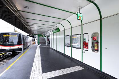 grüner leuchtender Würfel in der U-Bahn-Station Friedensbrücke
