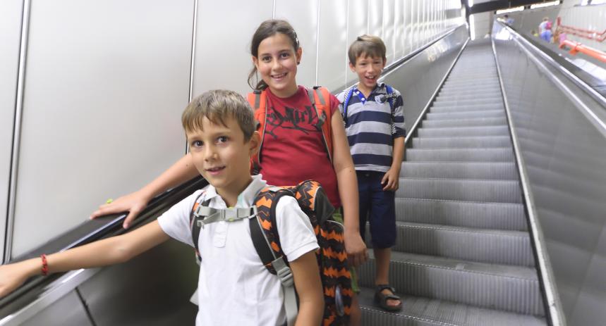 Kinder auf einer Rolltreppe in der Ubahn