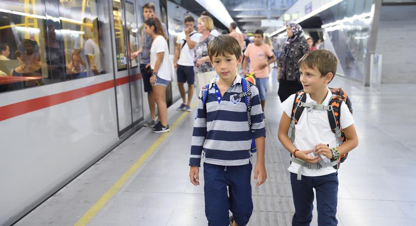 Kinder am Bahnsteig der Ubahn