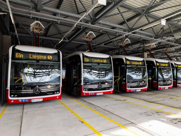 Vier Wiener Linien E-Busse nebeneinander