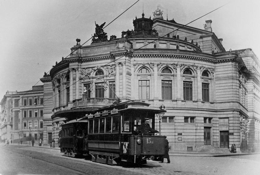 The first electric tram in front of the Raimund Theatre in 1899