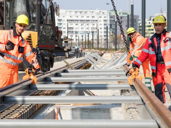 Arbeiter verlegen Schienen der Straßenbahn
